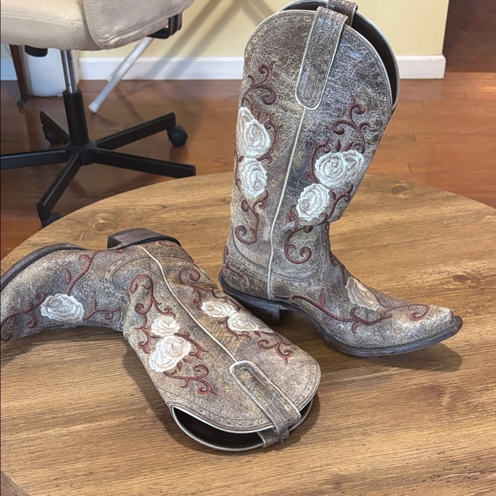 Ariat Women's White Rose Embroidered Snip Toe Boots - Brown and White